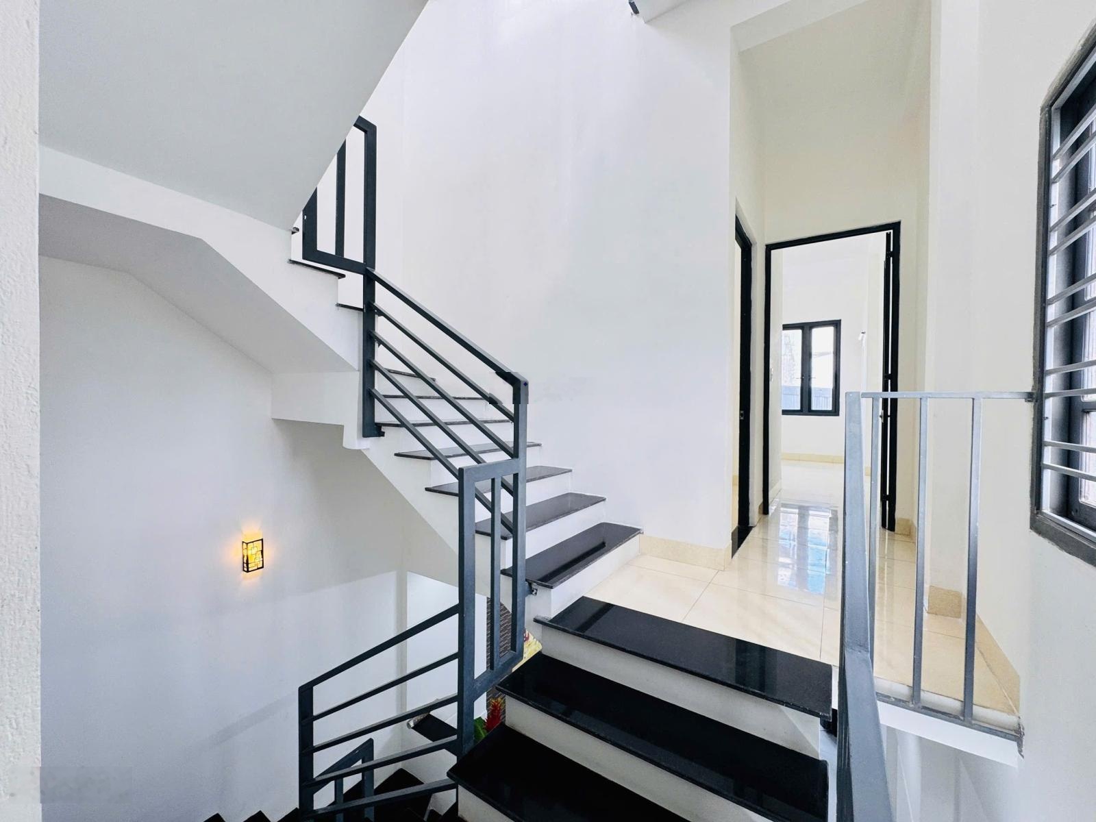 Nhà 3 tầng mái đúc Tôn Đản giá tốt