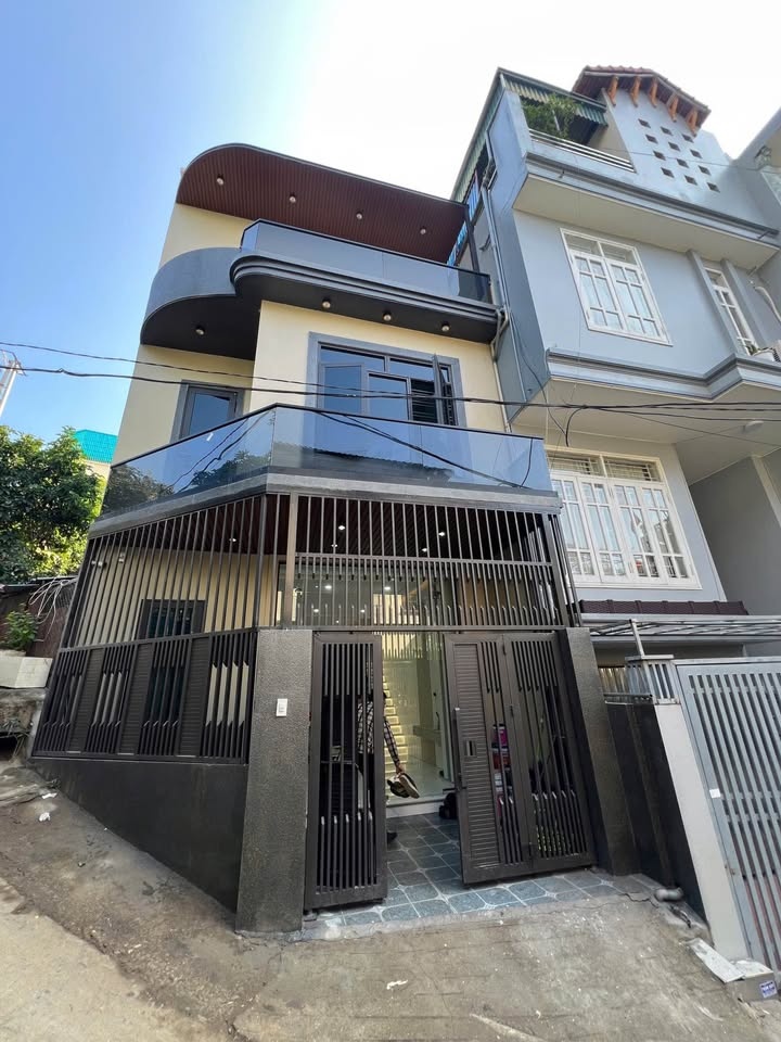 Chính chủ bán nhà 3 tầng mới đẹp 48,2m2 lô góc 2 mặt tiền thoáng đẹp gần tỉnh ủy cột 5, hạ long
