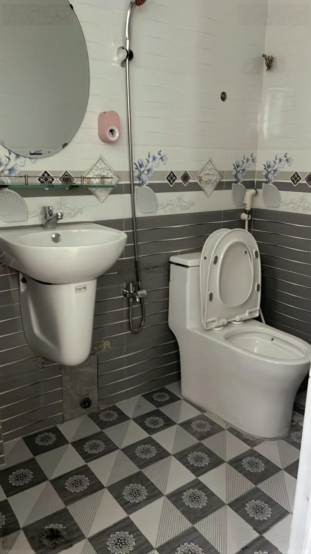 Nhà 2 Tầng cách đường Trần Cao Vân 50m, cách biển Nguyễn Tất Thành 100m. Kiệt rộng