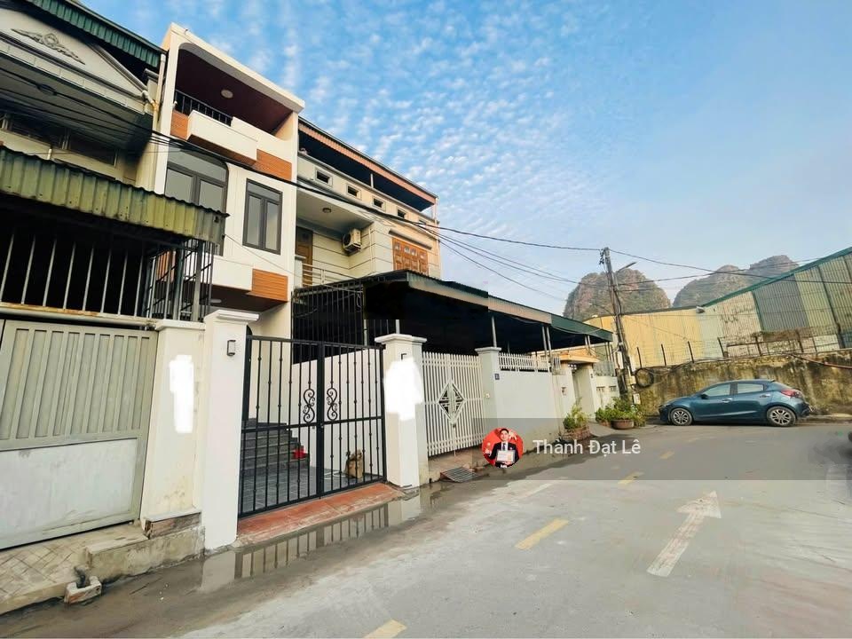 Chính chủ Bán đất tặng nhà 2,5 tầng 40m2 thiết kế đẹp phía biển cột 8 Hạ Long đường ô tô tận cửa.