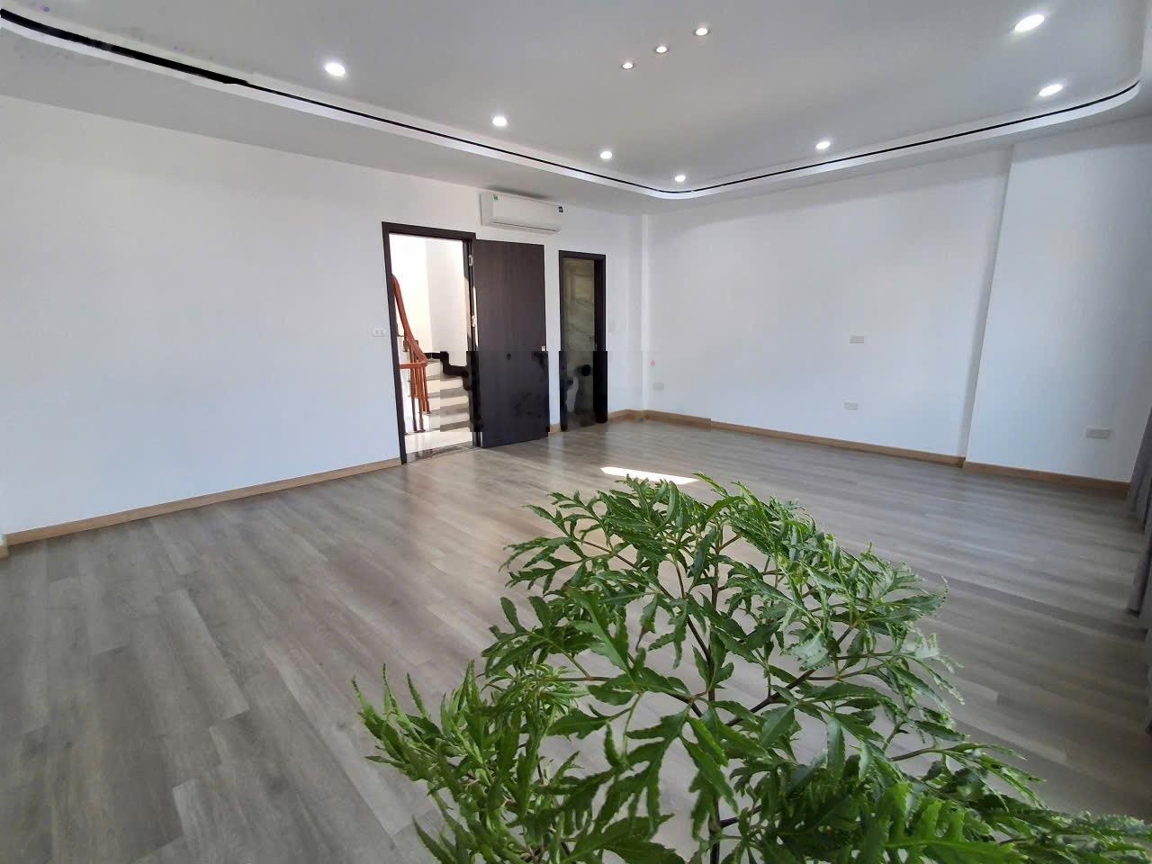 Ngọc lâm - nhà đẹp ở luôn: 60m2 2 mặt thoáng - 6 tầng thang máy - sân xe riêng biệt-full nội thất