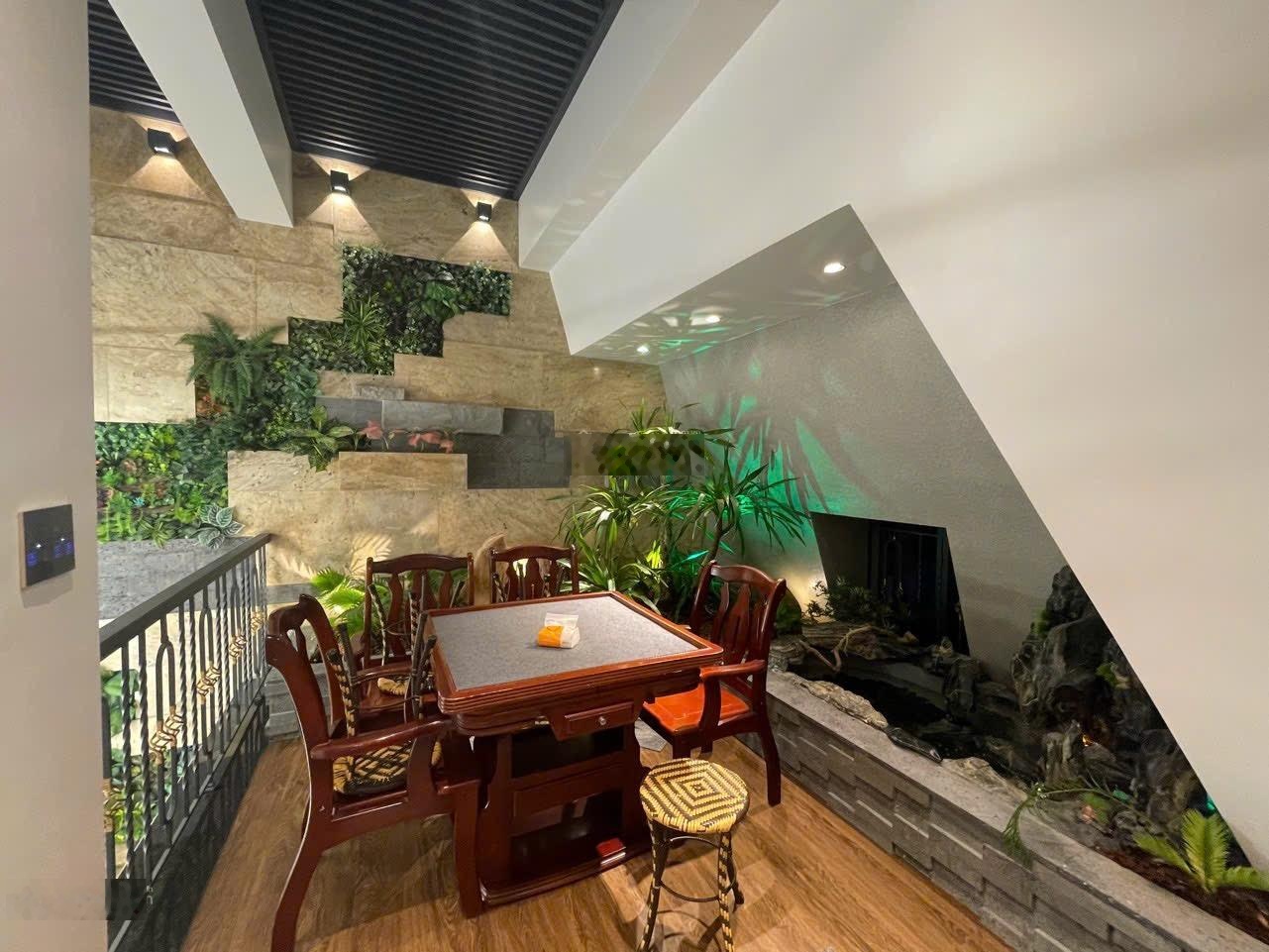 Căn shophouse quảng trường Vinhome Imperia - 105m thang máy - xây đẹp - full nội thất