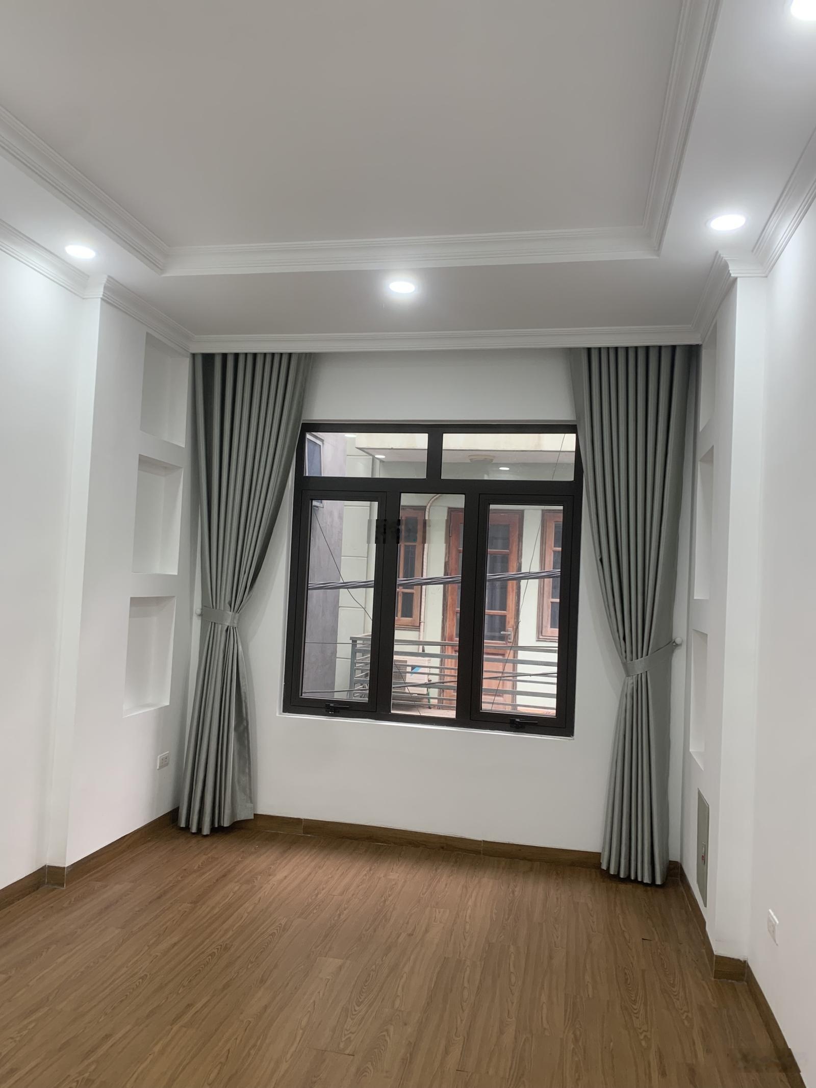 Bán gấp nhà 3 tầng x 45m2 dân xây kiên cố, ô tô vào thoả mái, vị trí ngay sát KĐT Dương Nội