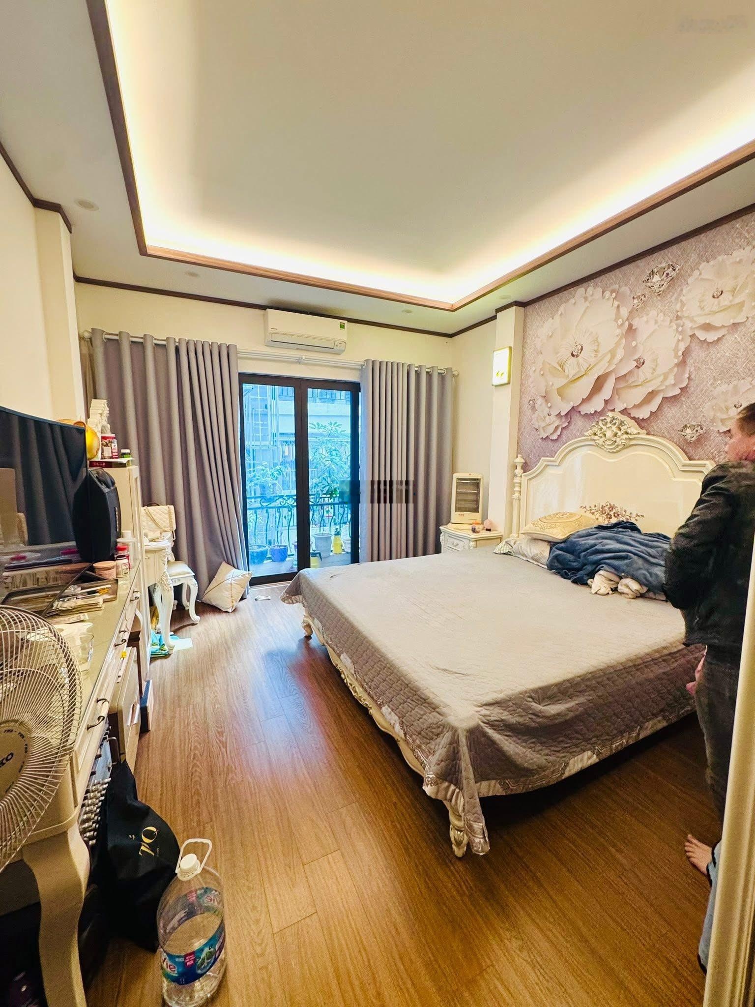 Bán nhà ngõ 74 Thịnh Hào 1 ,45m2 ,6 tầng ,ô tô vào trong nhà ,công năng 5 phòng