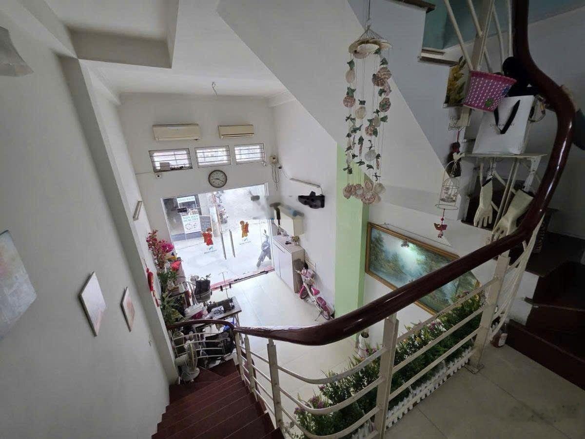 HOT Cầu Diễn, 40m2 5 tầng mặt phố ô tô tránh, kinh doanh đỉnh, 7 chỗ vào nhà, soor đẹp, chỉ 8.3 tỷ