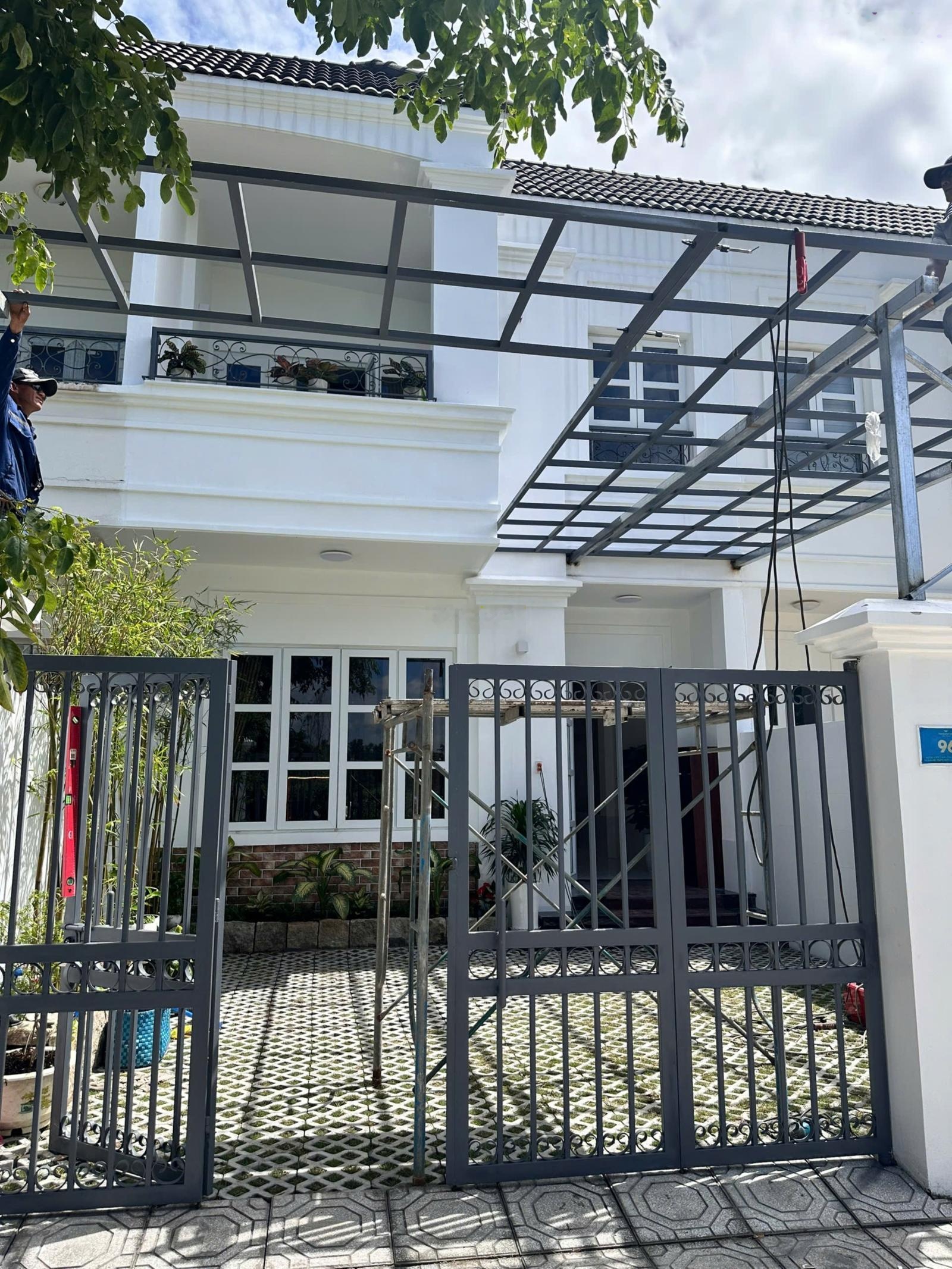 Cần tiền bán căn nhà phố Thăng Long Hiệp Phước, DT 115m2, sổ đỏ. Full nội thất, sẵn HĐ thuê 22tr/th
