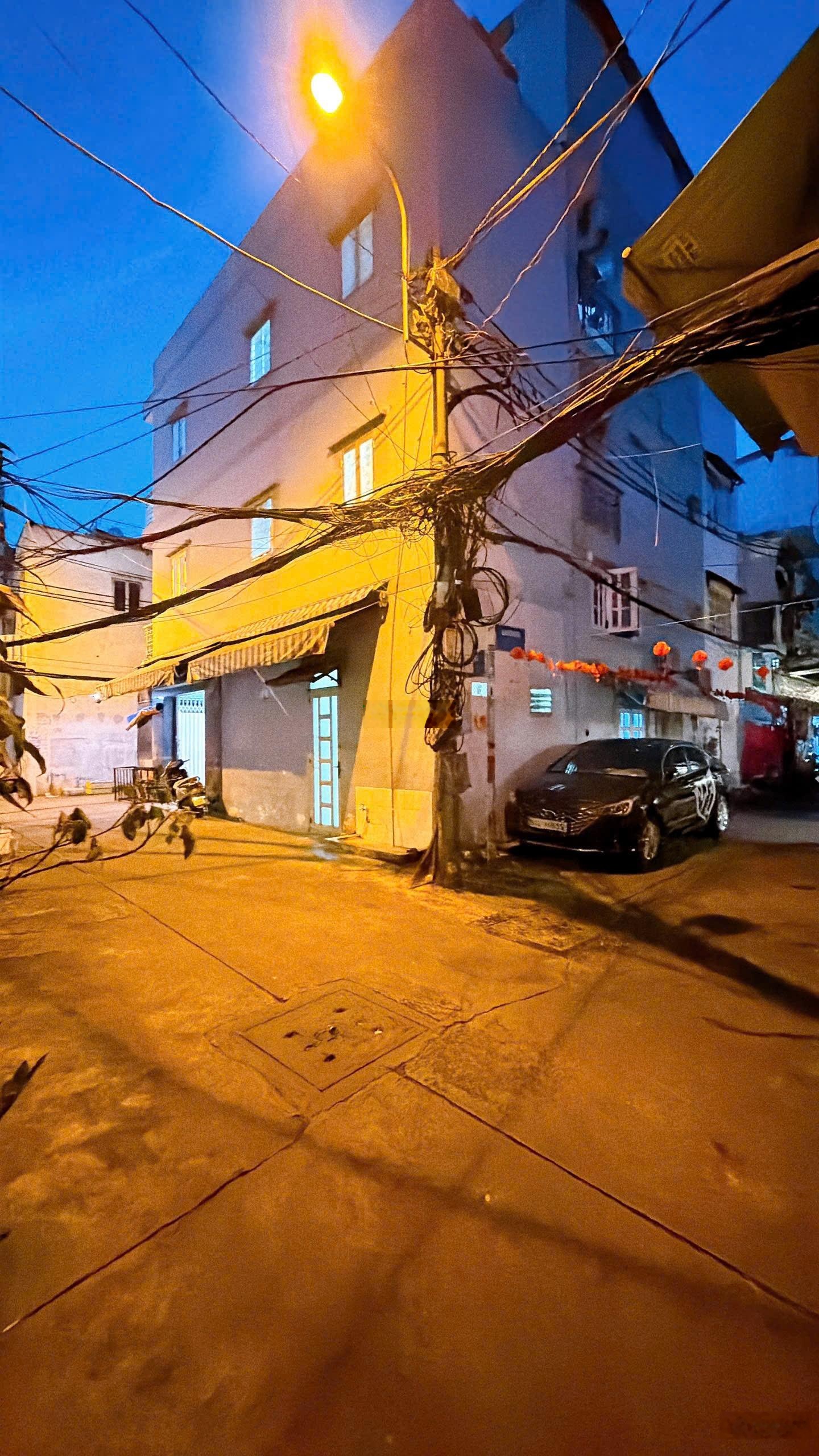 Góc 3 mặt tiền cách đường Tân Vĩnh chỉ 10m, 3 xe 7 chỗ đậu trước nhà