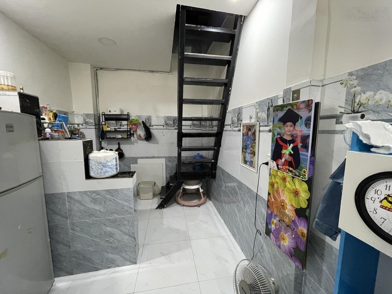 Quận 8 - nhà sát mặt tiền 48m2, 2 tầng vào ở ngay sân đậu xe rộng