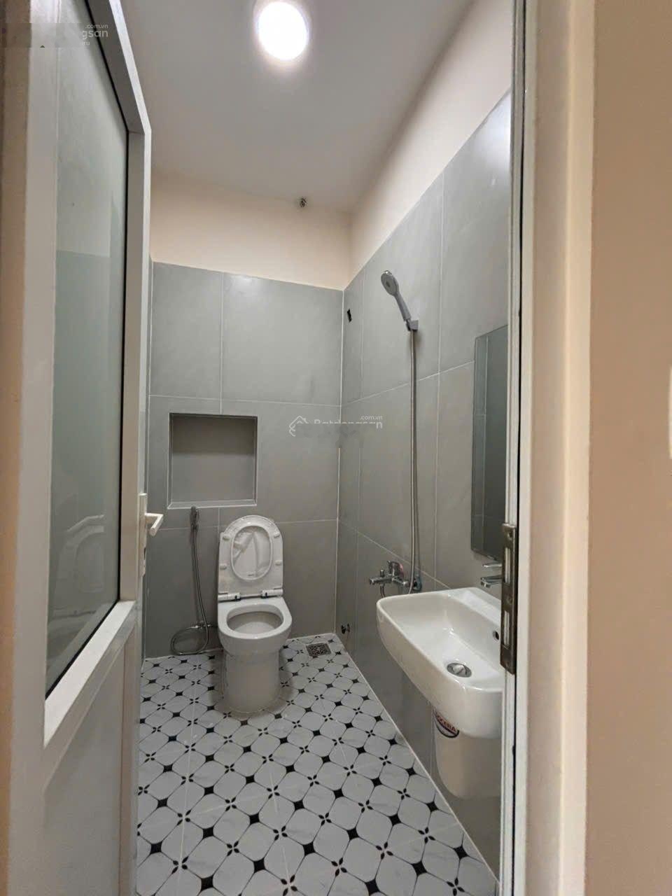 Bán nhà 3 tàng . dt 100m2.....ngan 5m... đường 10m5.....khu vuc phường sơn trà..... cách biển