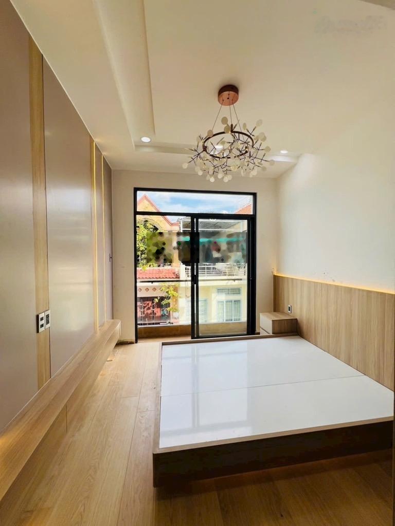 Nhà đường Cách Mạng Tháng 8 Q3 , hẻm xe ôtô thông khu dân trí cao , thuận tiện di chuyển mọi nơi .