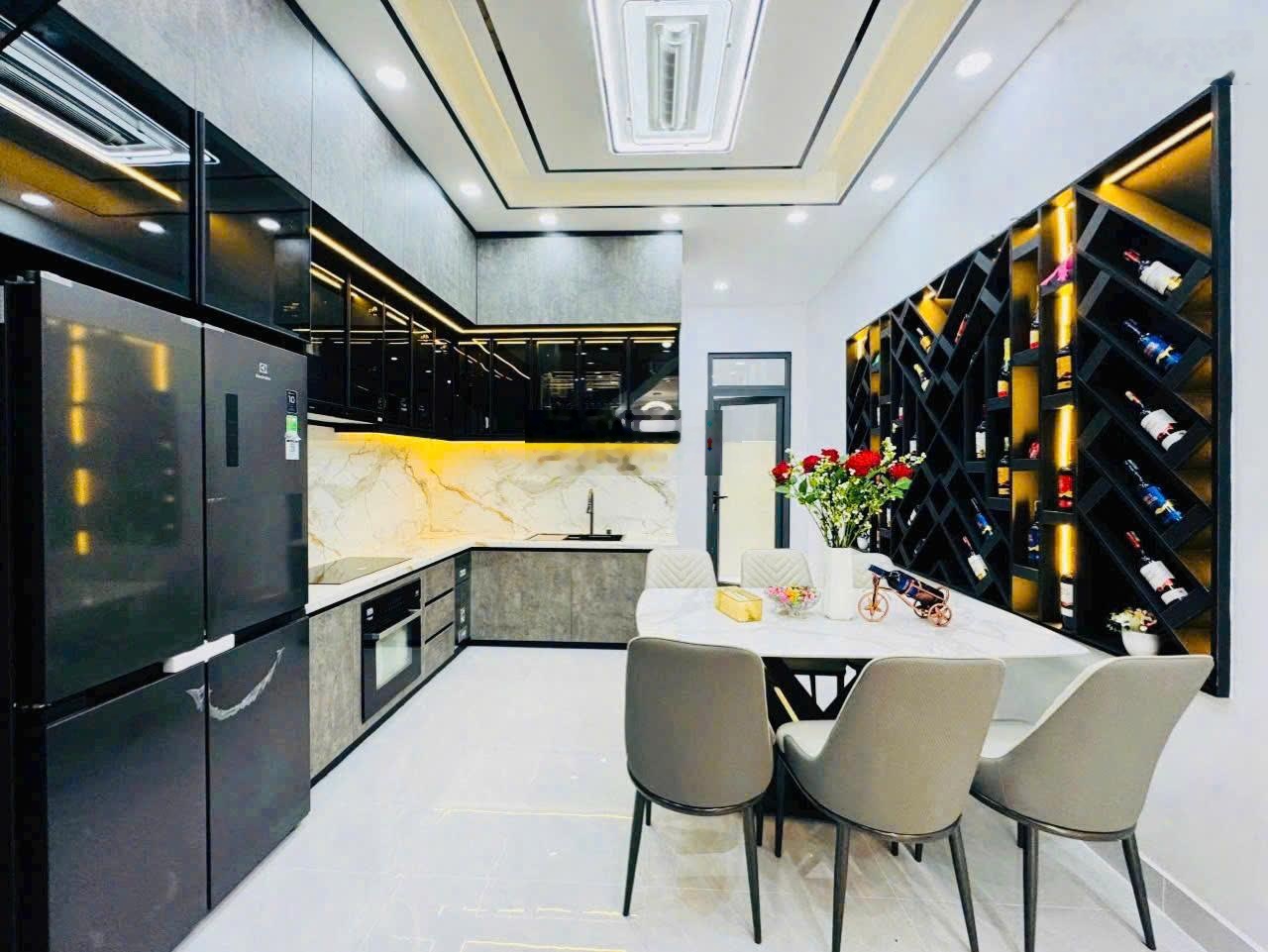 Bán nhà mặt tiền kinh doanh Cao Đạt - Trần Bình Trọng phường 1 quận 5, DT: 3x17m, giá 10.7 tỷ