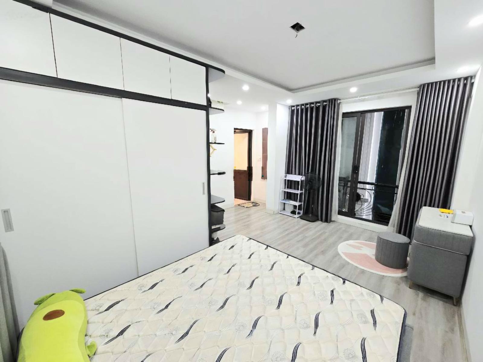 Bán gấp nhà Văn Phú,10m oto dừng đỗ. Cách chợ Văn La chỉ 200m.Chủ tặng nội thất.