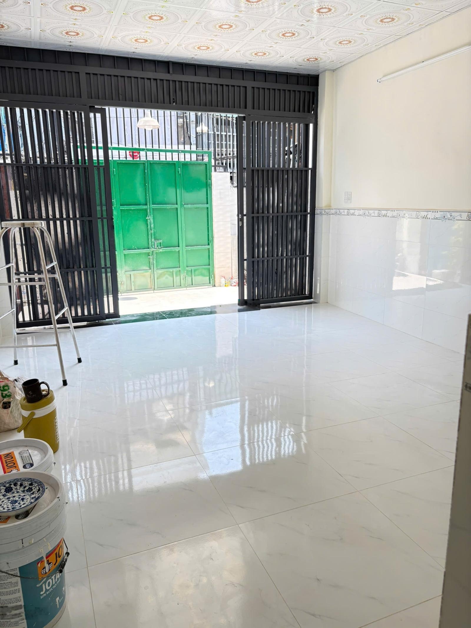 Cho thuê nhà duong quang hàm dt 4,5 x 18 2pn, 2wc