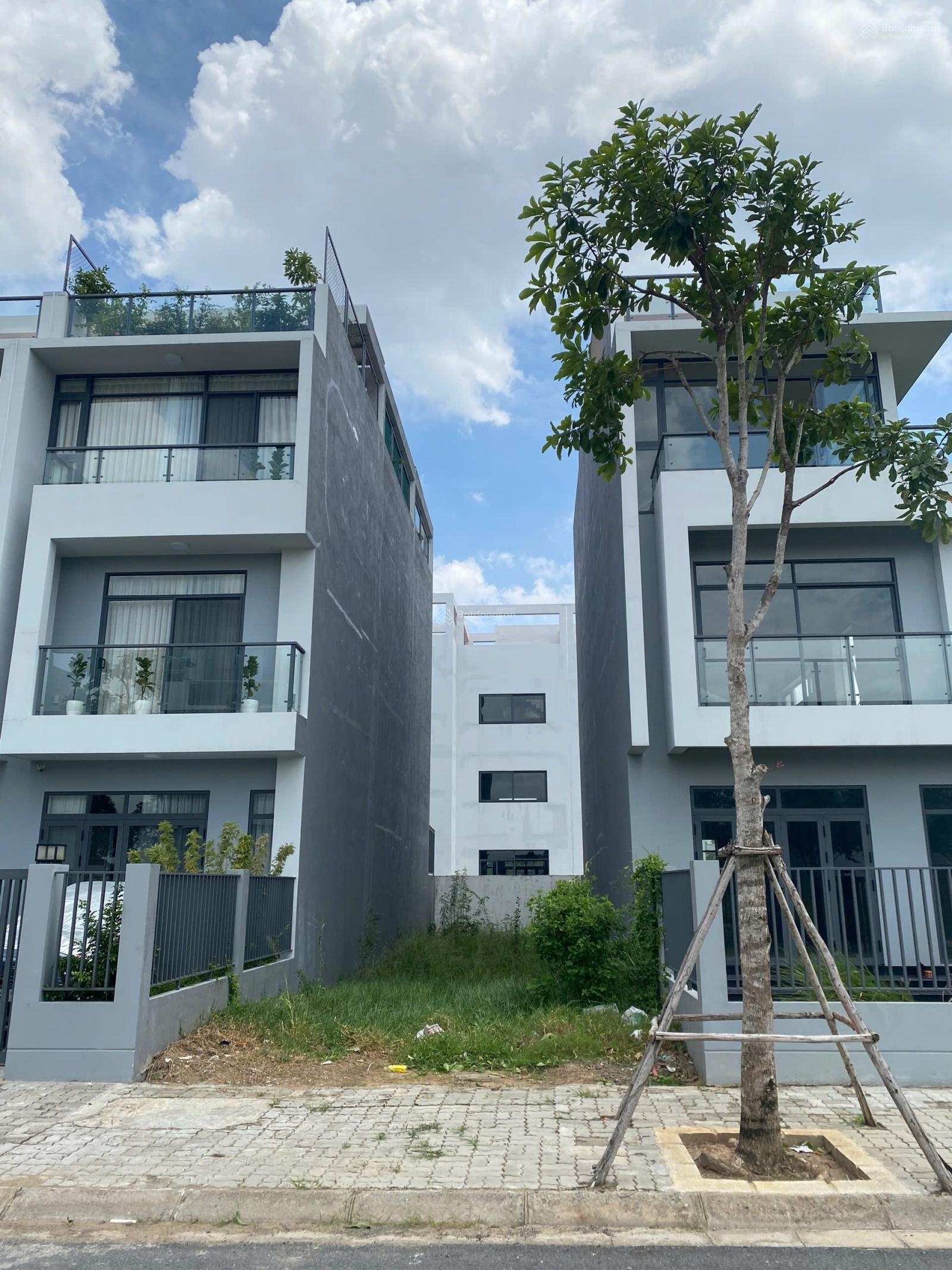 Chốt nhanh lô 100m2 ngay Vinhomes Grand Park Q9 - Vị trí kinh doanh buôn bán sầm uất