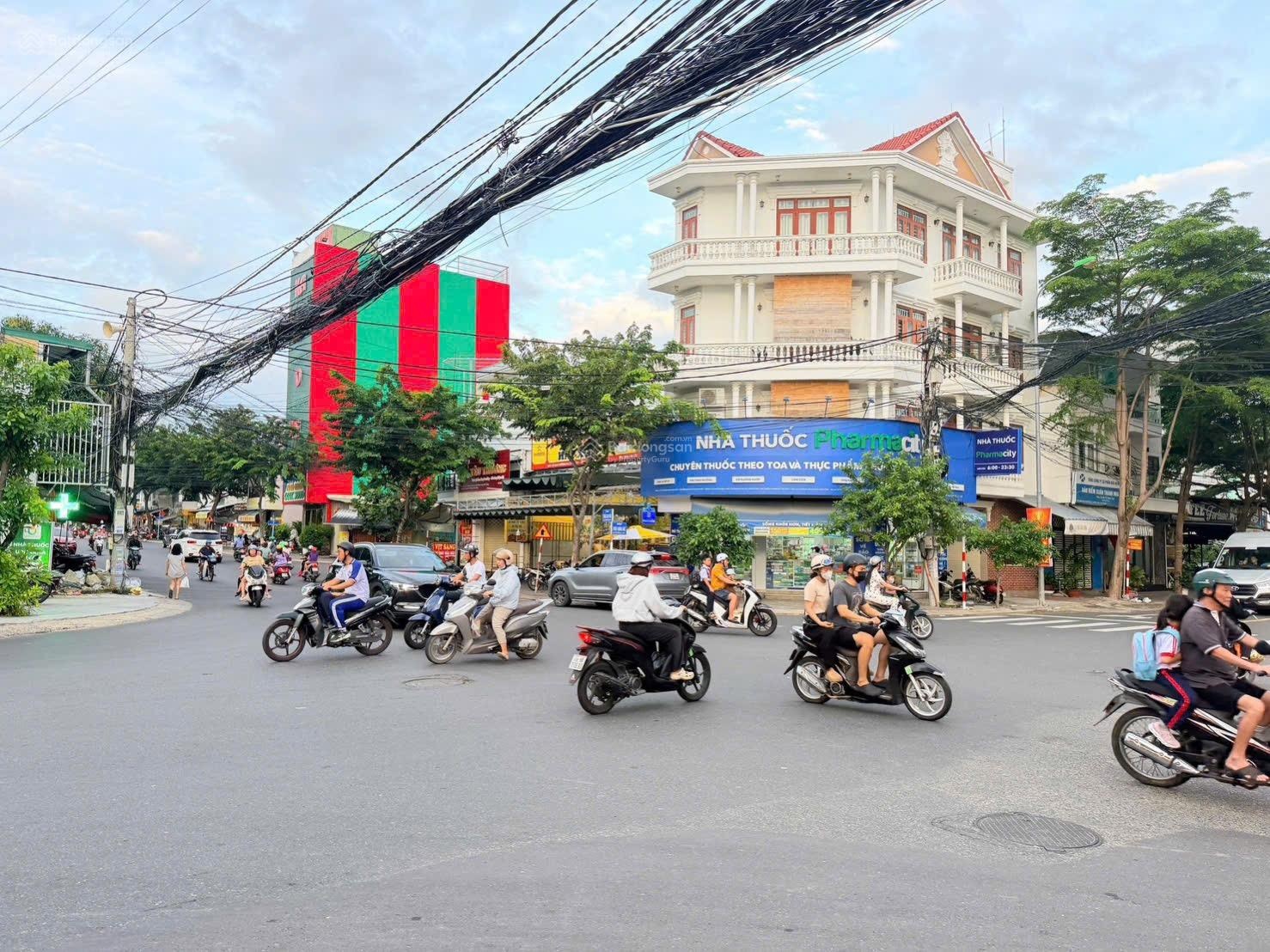 Cần bán nhà Góc hai mặt tiền đường số 28 rộng 20m - trục giao thông chính vô dự án Sun Group