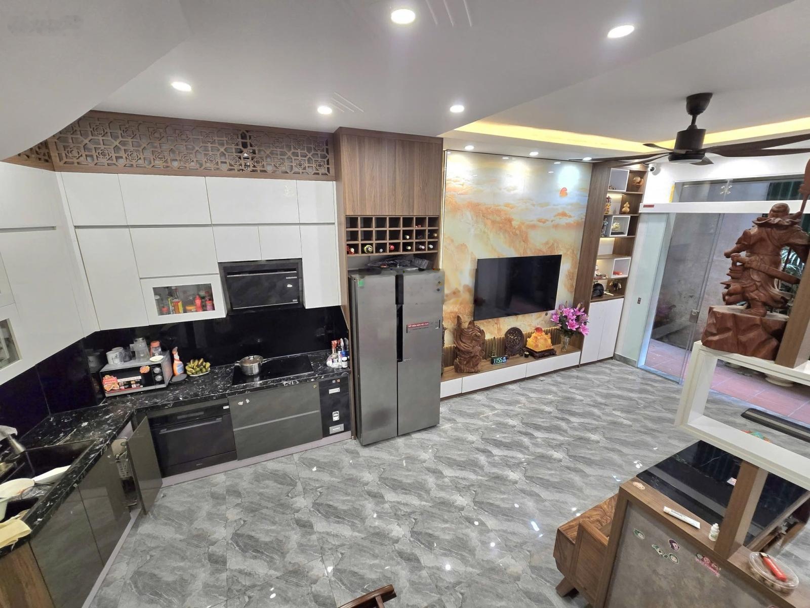 Hàng hiếm tại Hồng Mai, 9,9 tỷ, 33 m2, 3PN, 3WC, 4 tầng, pháp lý đầy đủ, ô tô sát nhà