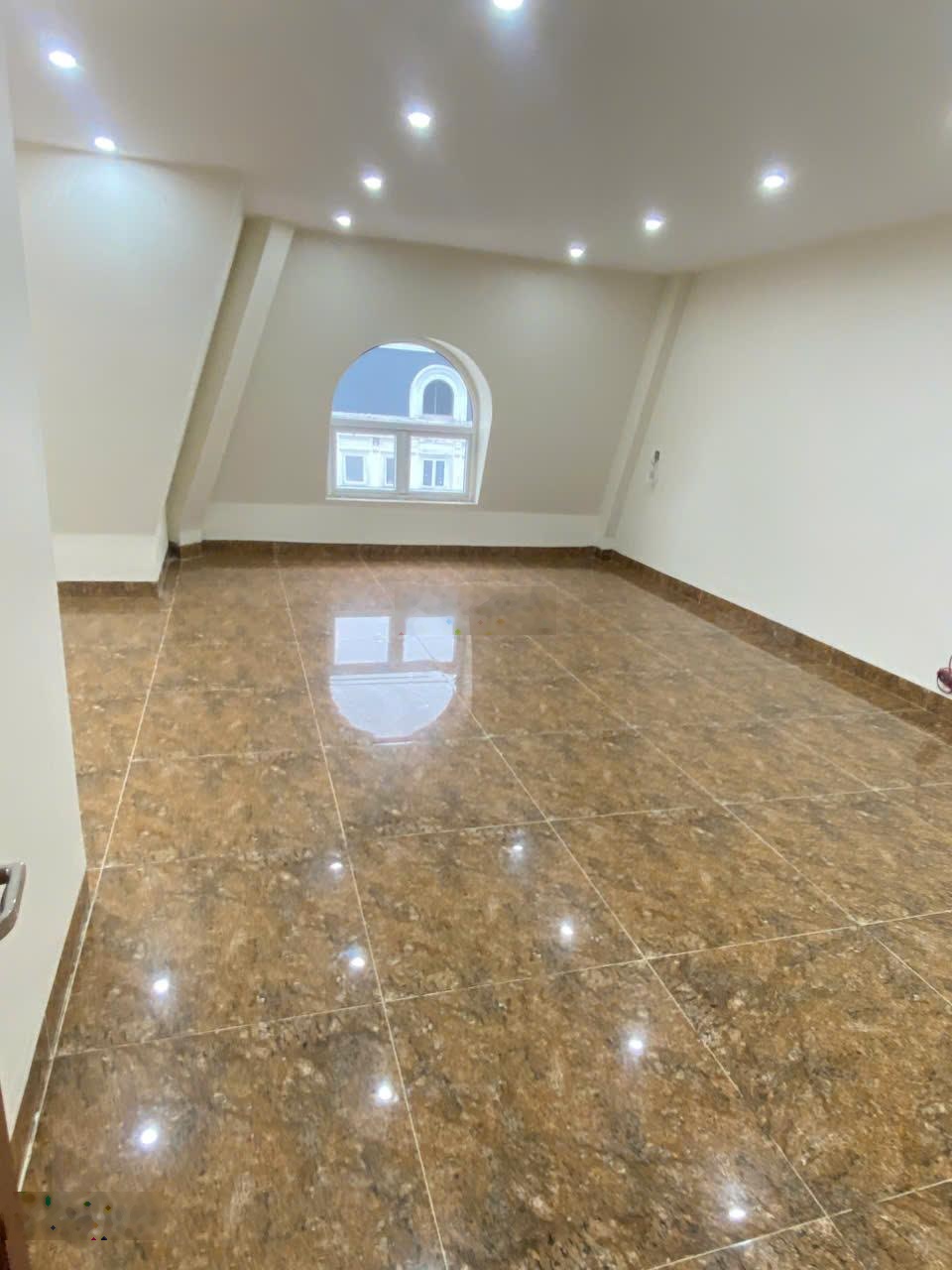 Cho thuê nhà mặt phố Hoàng Quốc Việt, Cầu Giấy, Hà Nội. Dt 80m2 x5t, mt 5m, thông sàn, thang máy.