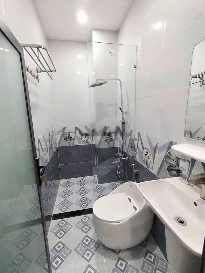 Chính chủ bán nhà 2 lầu (ngang 6m-dài 20m), giá 900 triệu. Trong chợ Bình Chánh. Đang cho thuê 20tr