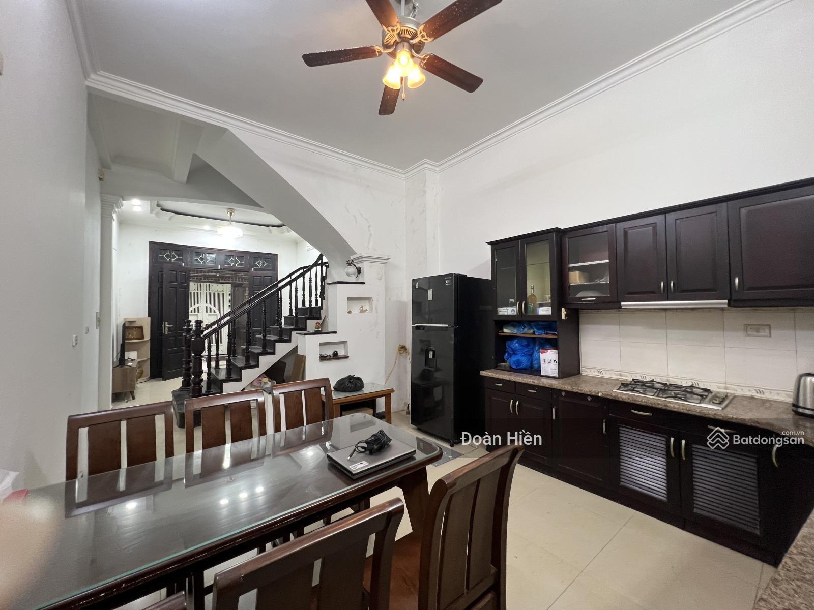 Nhà to rộng P Giảng Võ, 50m2*5T ngõ thông, gần ôtô dừng đỗ, thoáng trước sau, thang máy, ở/cho thuê