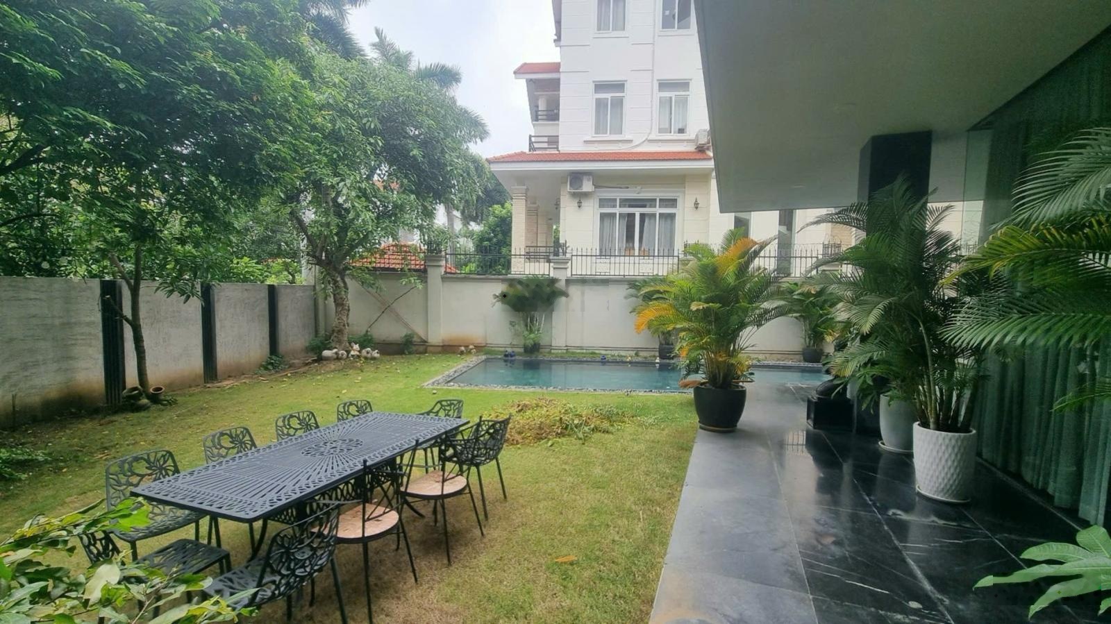 Bán biệt thự khu Compound Nguyễn Văn Hưởng, Thảo Điền DT: 20x32m nội thất đẹp, có hồ bơi