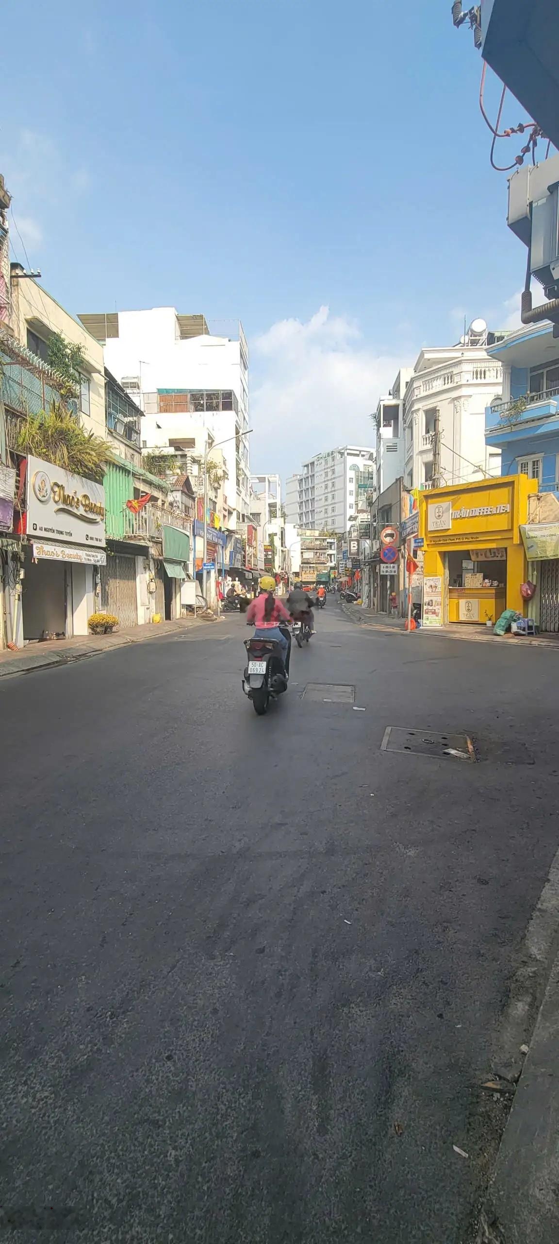 Hiếm - Mặt tiền Nguyễn Trọng Tuyển, 56m2, vuông vức, khu vực kinh doanh sầm uất, chỉ 13,8 tỷ TL