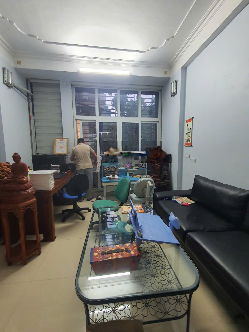 Chủ nhờ bán gấp nhà 2 tầng 120m2 giá 13,6tỷ có bớt, sổ đỏ, không quy hoạch sang tên ngay vị trí đẹp