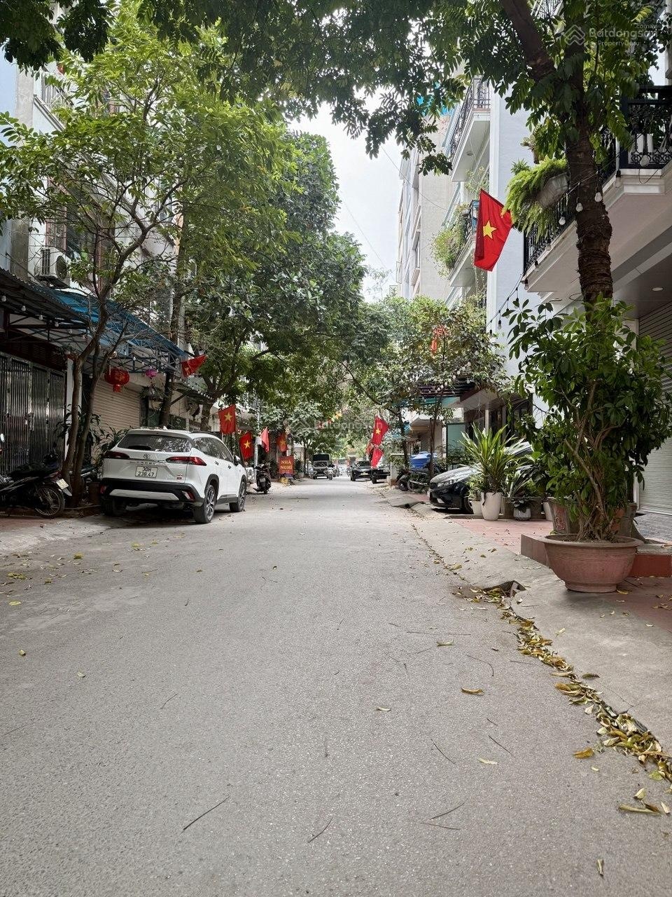 Bán nhà DV Dương Nội chỉ hơn 10 tỷ.nhà 50m2 mặt tiền 4.5m.sổ đỏ chính chủ.Duy Nhất 1 căn Tầm Giá