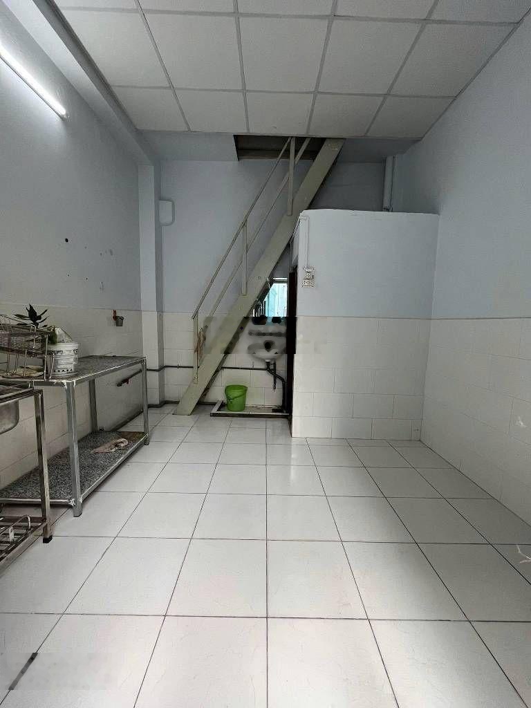Chỉ 3.x đồng - nhà 2 tầng cạnh công viên lê thị riêng q.10