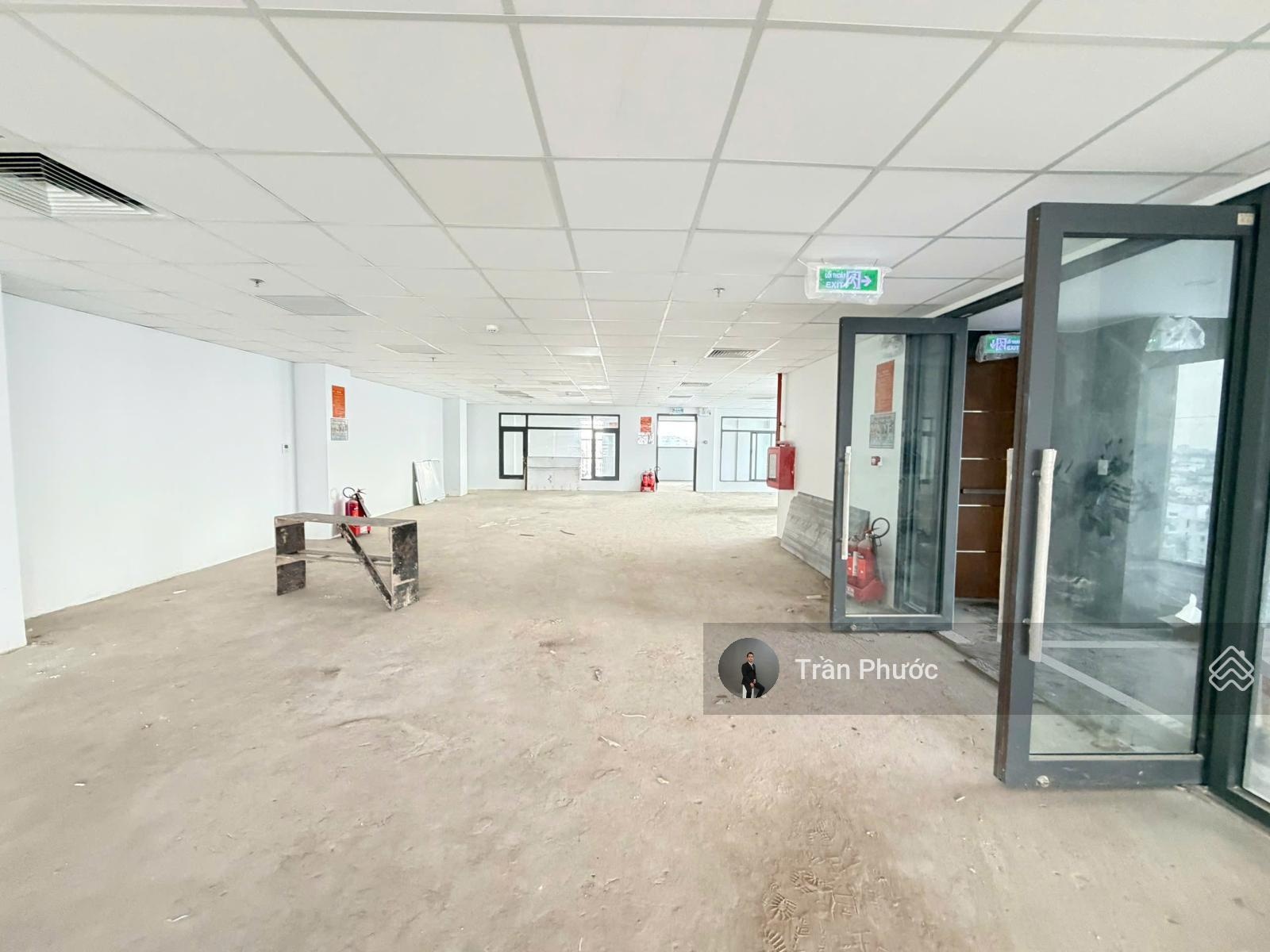 Tòa nhà Góc 2MT 92 Cách Mạng Tháng Tám P. Xuân hòa (Quận 3), TP. HCM DTKV: 378m2. KC: 2 hầm 14 tầng
