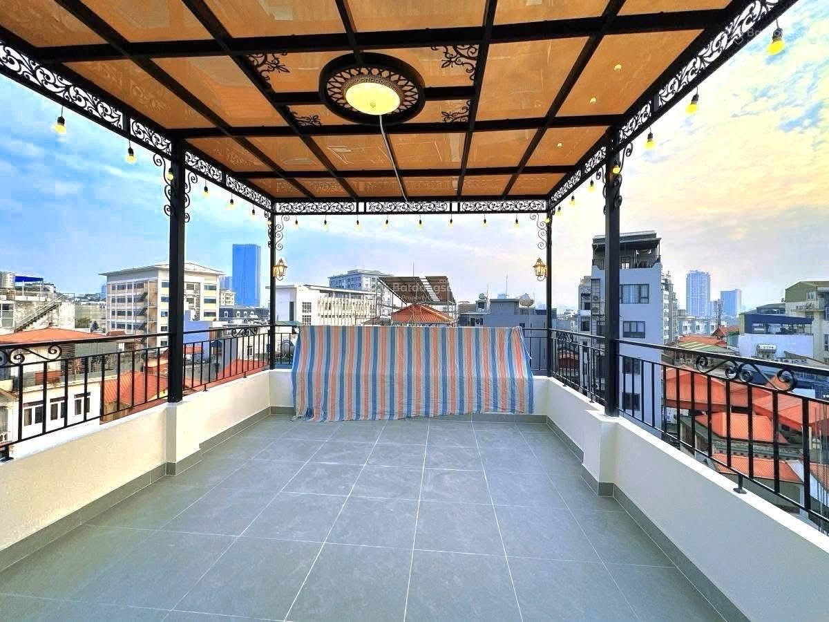 Siêu đẹp phân lô hoàng quốc việt - 7 tầng - chỉ hơn 2x - gara 2 ô tô - thang máy - full nội thất