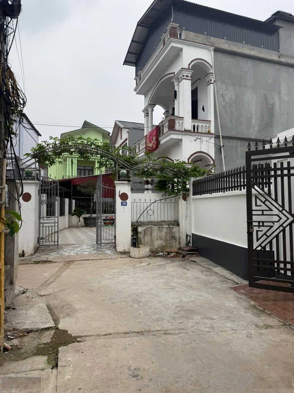 Bán nhà 3 tầng 209m siêu đẹp tại làng hoa phụng công