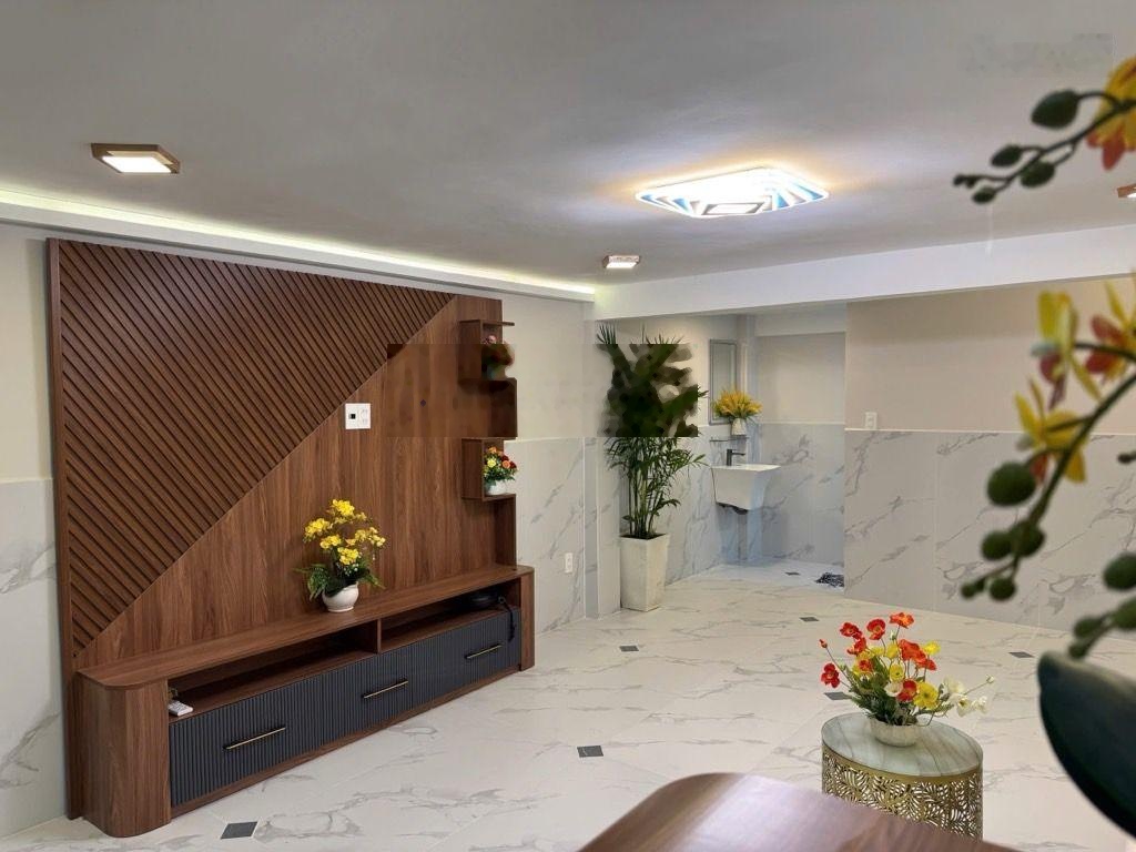 Bán nhà 5 tầng đẹp đường Hậu Giang,gần chợ Bình Tây