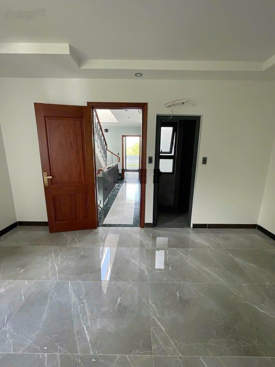 Hiệp Phước - Nhà bè, bán nhà 4 tầng mới đẹp lung linh 95m2, xe hơi đậu trong sân. Giá 7,1 tỷ