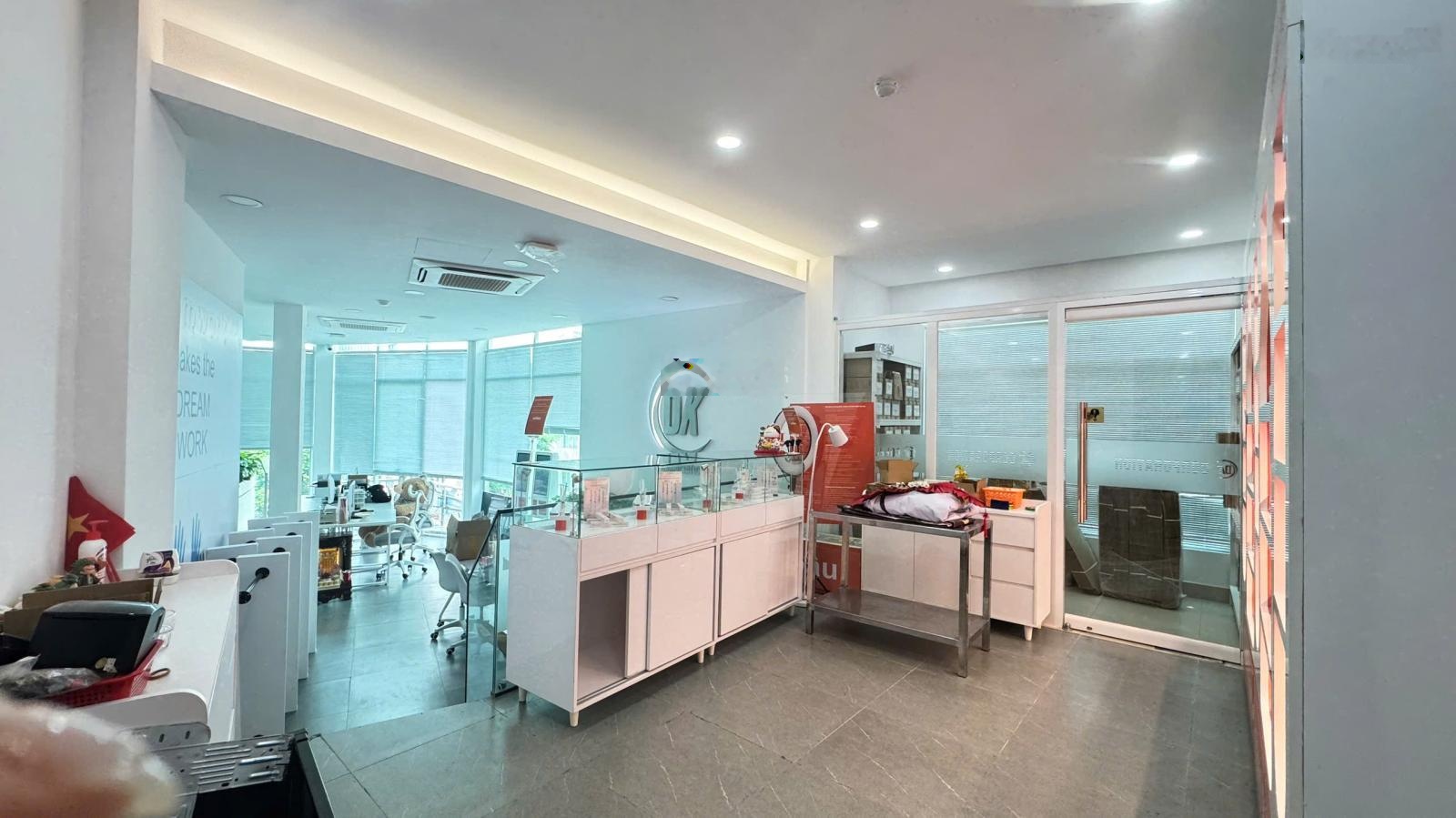 Cho thuê mbkd góc 2mt yersin-lthg, bến thành q1- tầng 3-4-5-sân thượng hoặc thuê lẻ sàn kinh doanh