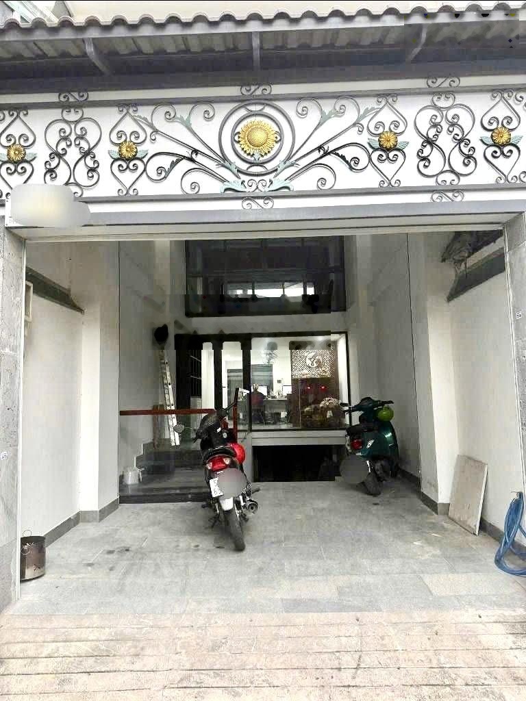 Chuyển hướng kinh doanh bán nhà đang làm công ty - 6 tầng - 4x21 - hẻm xe hơi thông - có thang máy