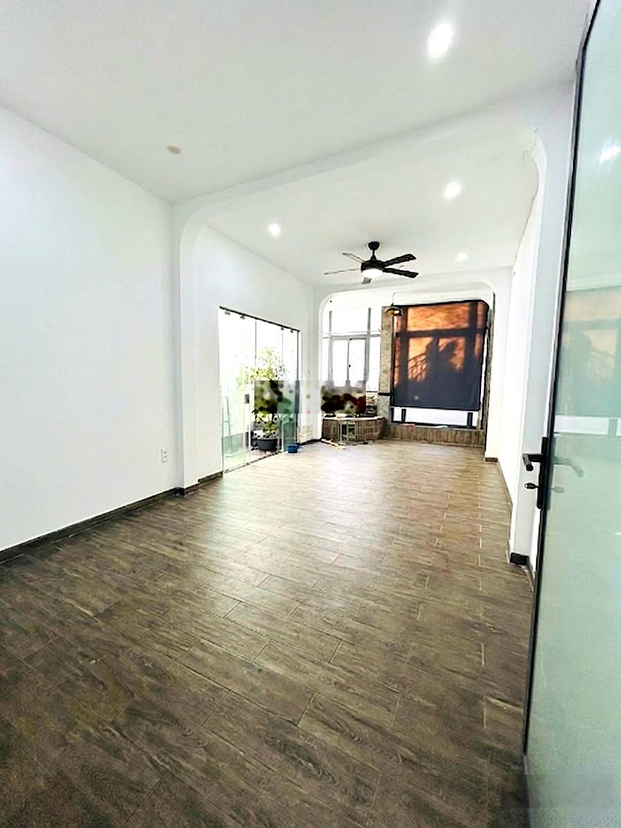 Tân Bình - nhà cạnh Bàu Cát - 105m2 - gần chợ, trường - nội thất đẹp - cách MT 5m - 8. X tỷ