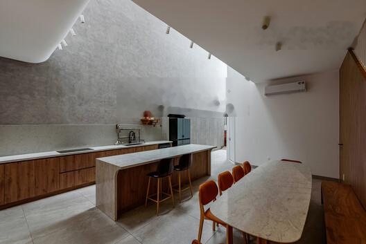 Bán nhà đang xây dựng 200m2 giá 6 tỷ 678tr. gần khu sinh thái eco retreat. lh : 0394000103 oanh