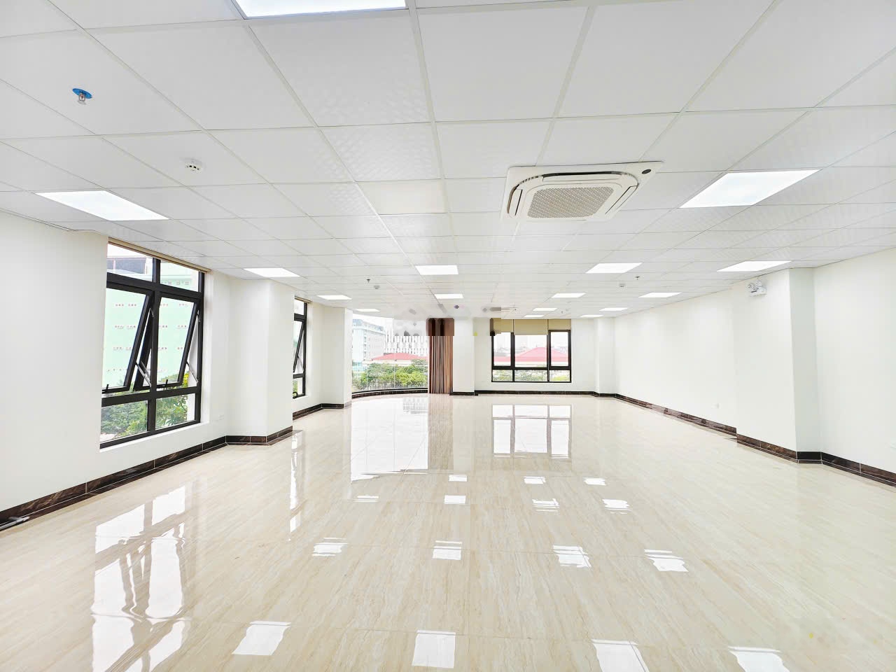 Cho thuê văn phòng Nguyễn Xiển 180m2 25tr vuông đét chia sẵn 2 phòng hoặc thông sàn