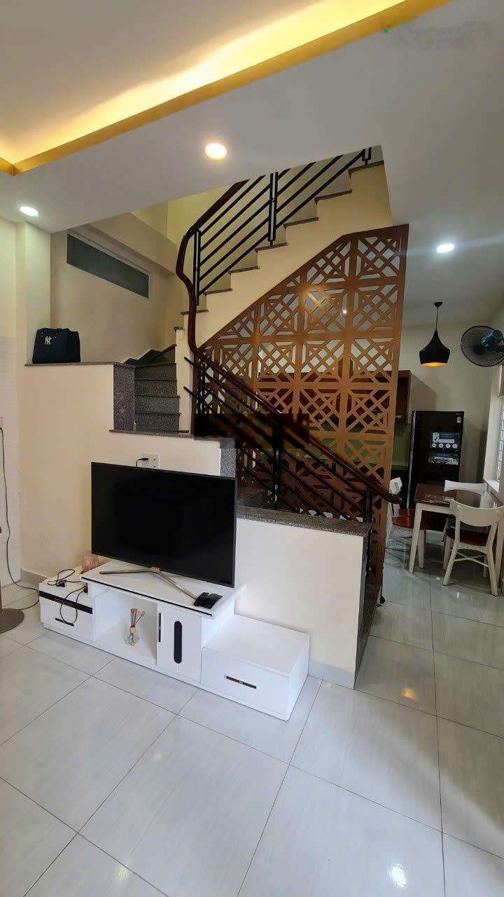 Góc 2 mặt tiền, nhà 3 tầng hẻm Yersin _ ngang dài 9m ( ra biển Trần Phú 700m ). Giá: 7,8 tỷ