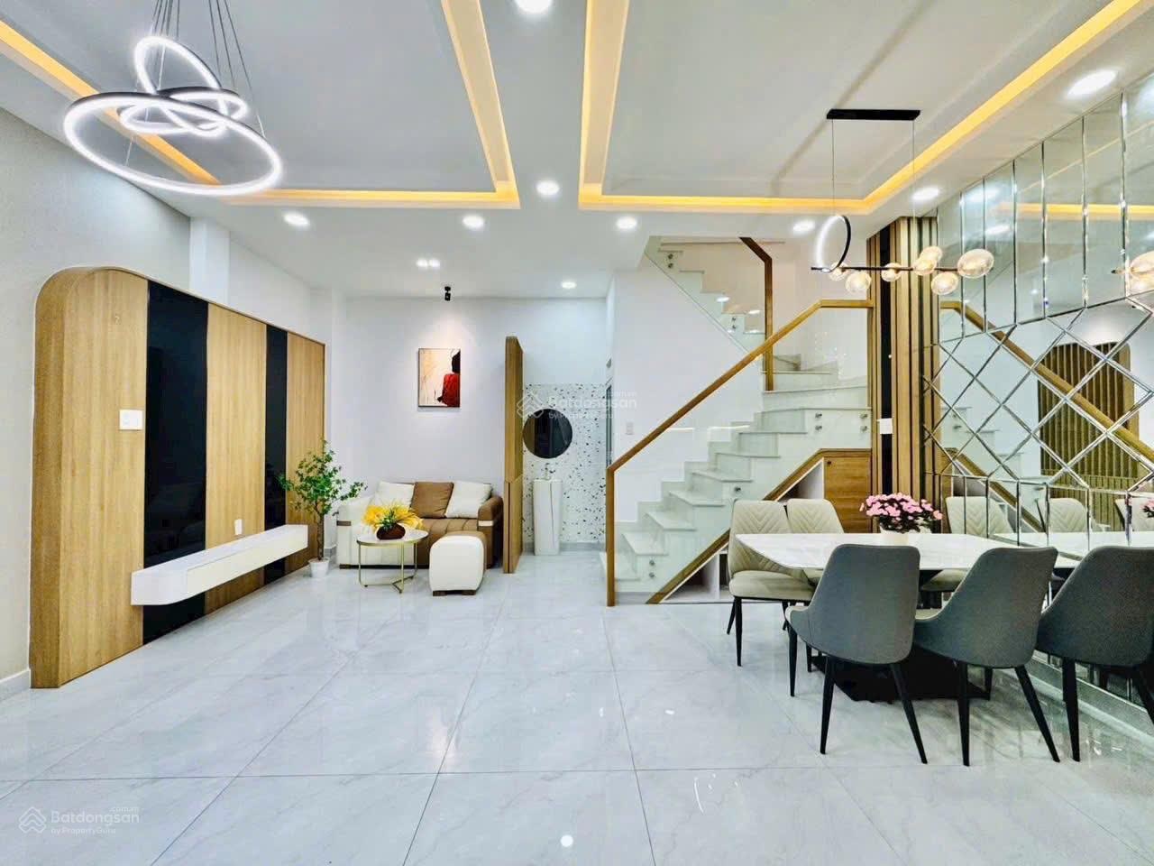 Chính chủ bán gấp nhà Nguyễn Ngọc Lộc, P.14, Q.10. Giá: 6,49 tỷ. DT: 80m2. 3 Tầng. Sổ Hồng Riêng