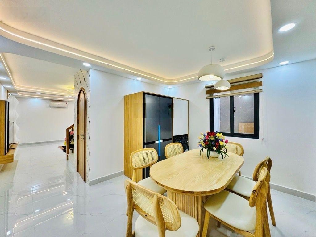 3 tầng sát mặt tiền, 50m2, BTCT (5 x 10m), SHR, sát Chợ, trường ĐH, Uban, nhỉnh 7tỷ