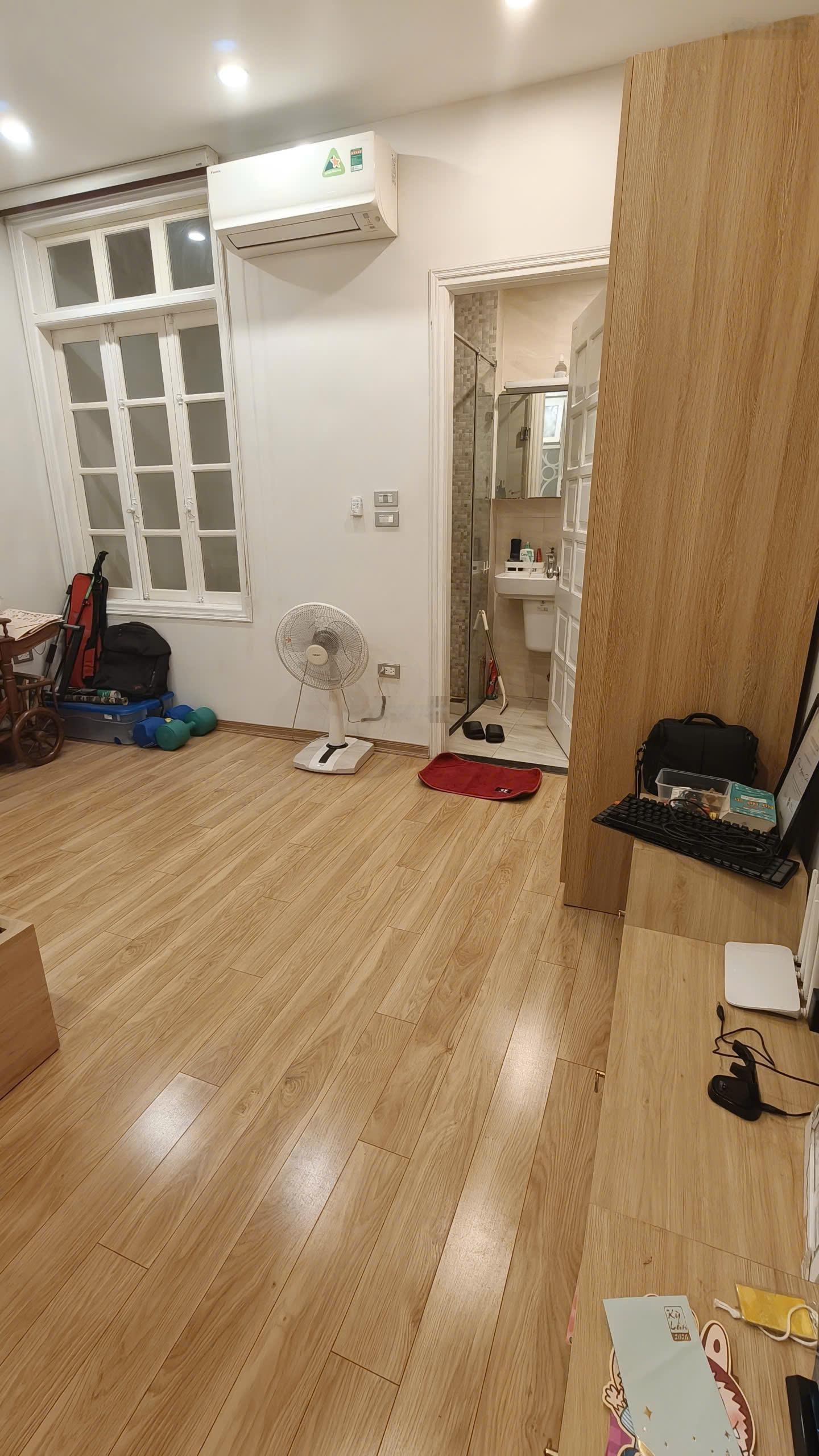 Bán nhà Cầu Giấy Dịch Vọng 70m2, mặt tiền 5.5m giá chỉ 17 tỷ, thang máy ngủ trong nhà
