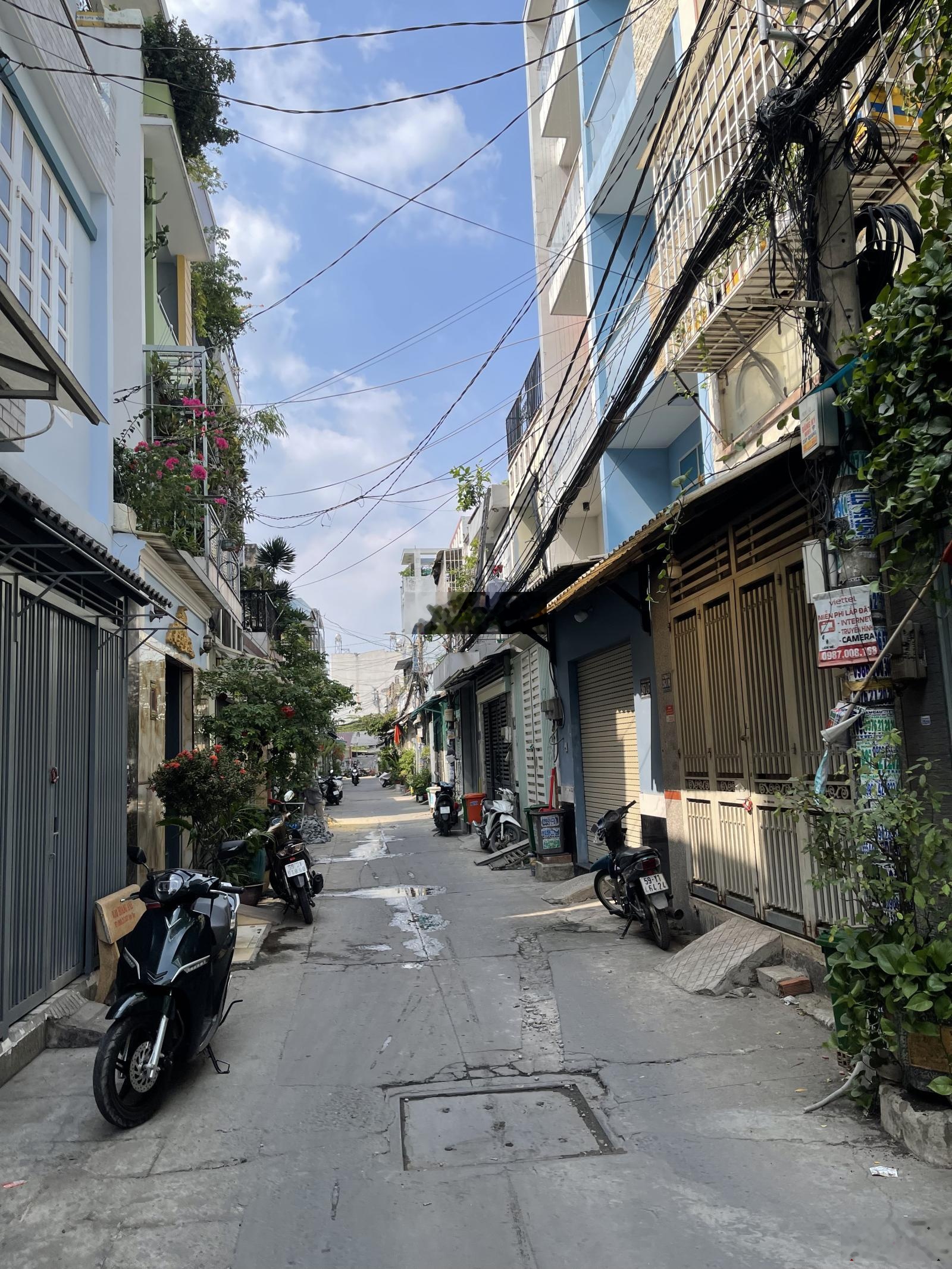 Siêu phẩm 2 tầng ngay công viên Hồ Trái Tim- hẻm 5m thông -diện tích 4m x 9m chỉ 3 tỷ 7 còn TL