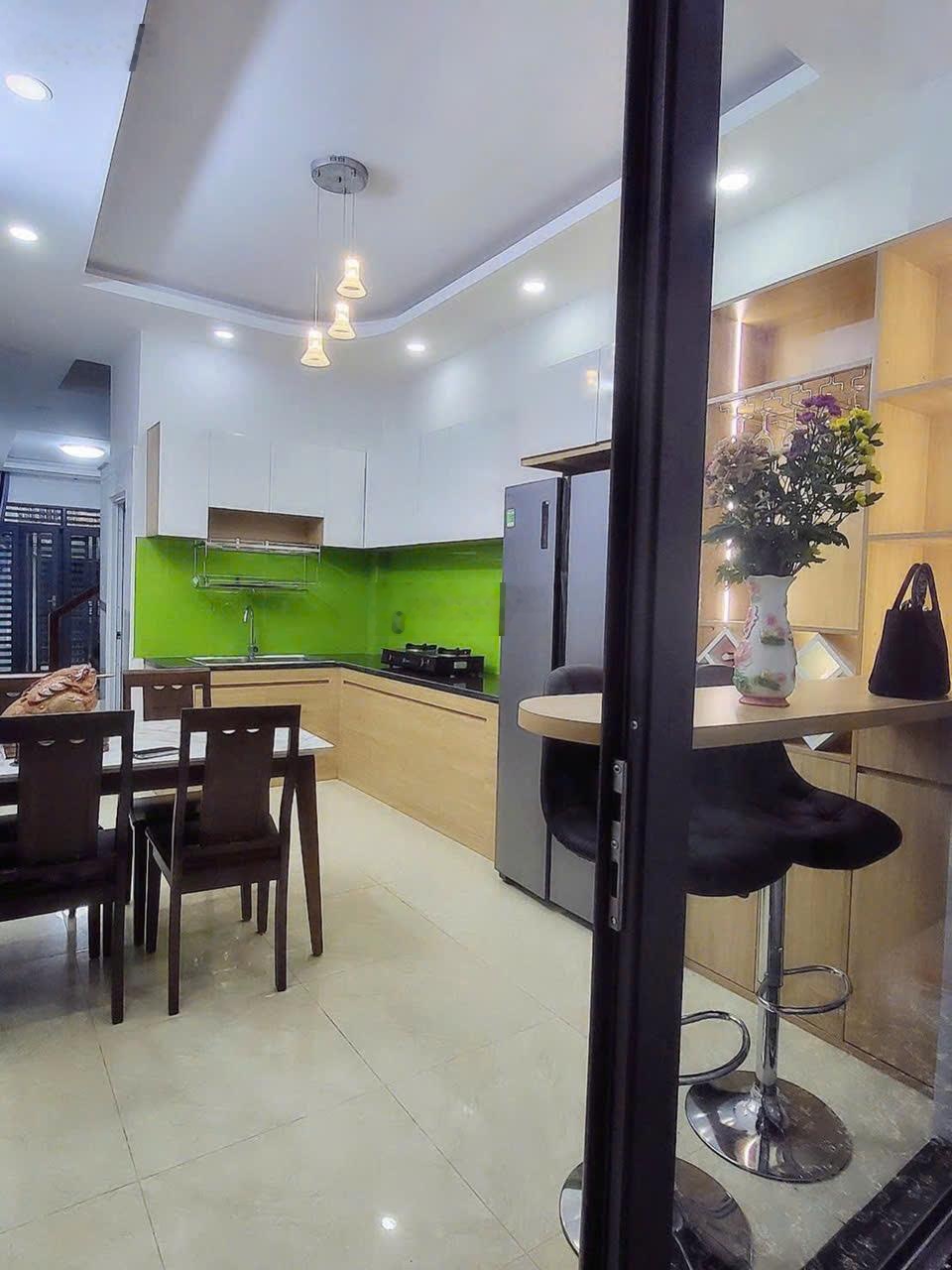 Bán gấp nhà hẻm xe hơi đường Thích Quảng Đức quận Phú Nhuận, sổ hồng nhà mới có đủ nội thất.