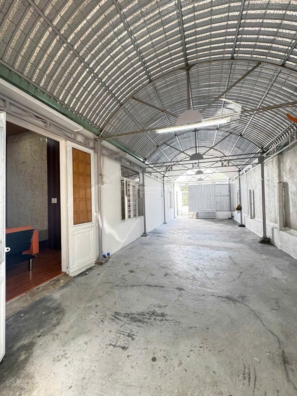 Cơ hội đầu tư - hiếm có khó tìm - bán đất tặng luôn nhà cấp 4, tổng DTSD 130m2 giá chuẩn 3.25 Tỷ