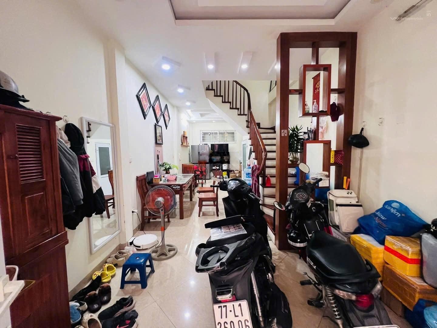 Bán gấp Nhà riêng 40m2, 13 tỷ Dương Quảng Hàm, Q.Cầu Giấy Ngõ thông, Ô tô, Sát phố, FULL nội thất