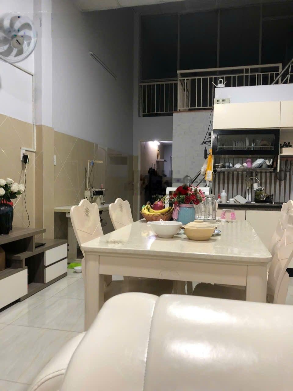 Nhà sát chợ tân hương đuong đẹp vị trí tốt hỉem có ng bán trong khu vực