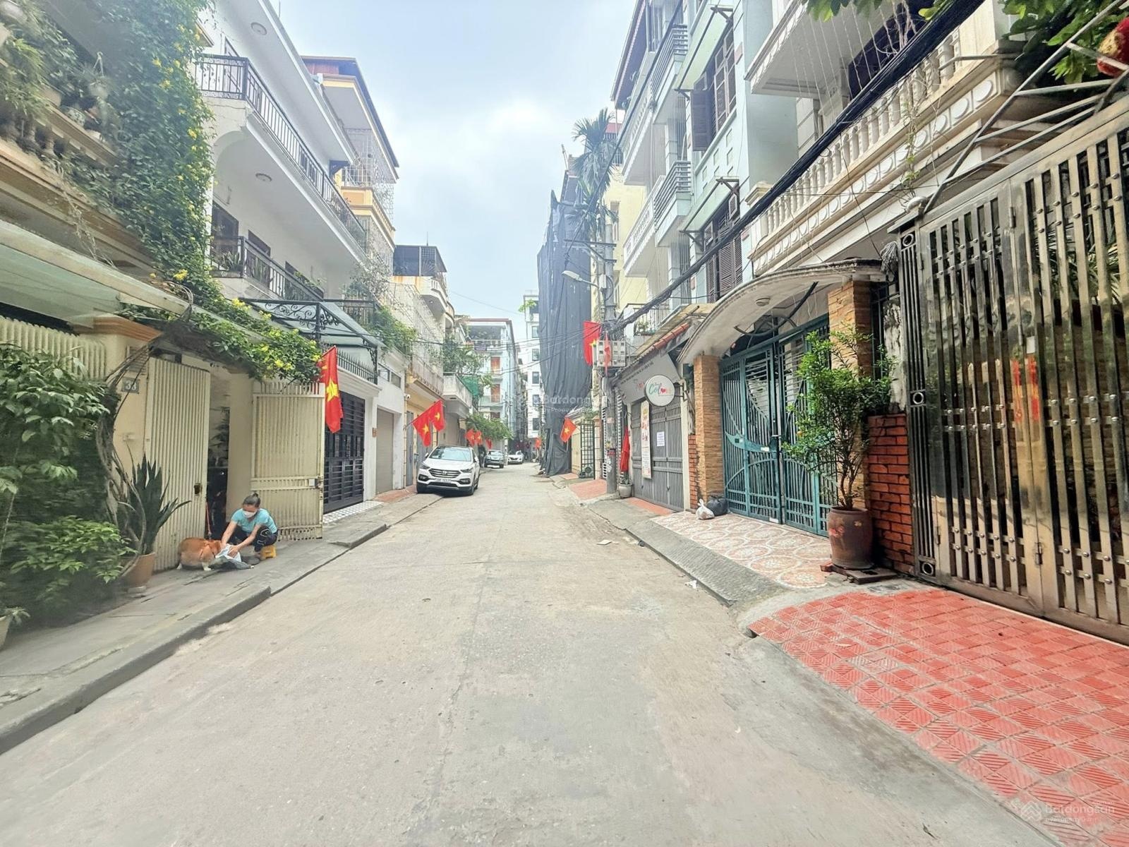 Bán nhà riêng Cầu giấy ngõ ô tô tải đỗ cửa , có vỉa hè to ô tô quay đầu, DT 80m2 mặt tiền 4.5m