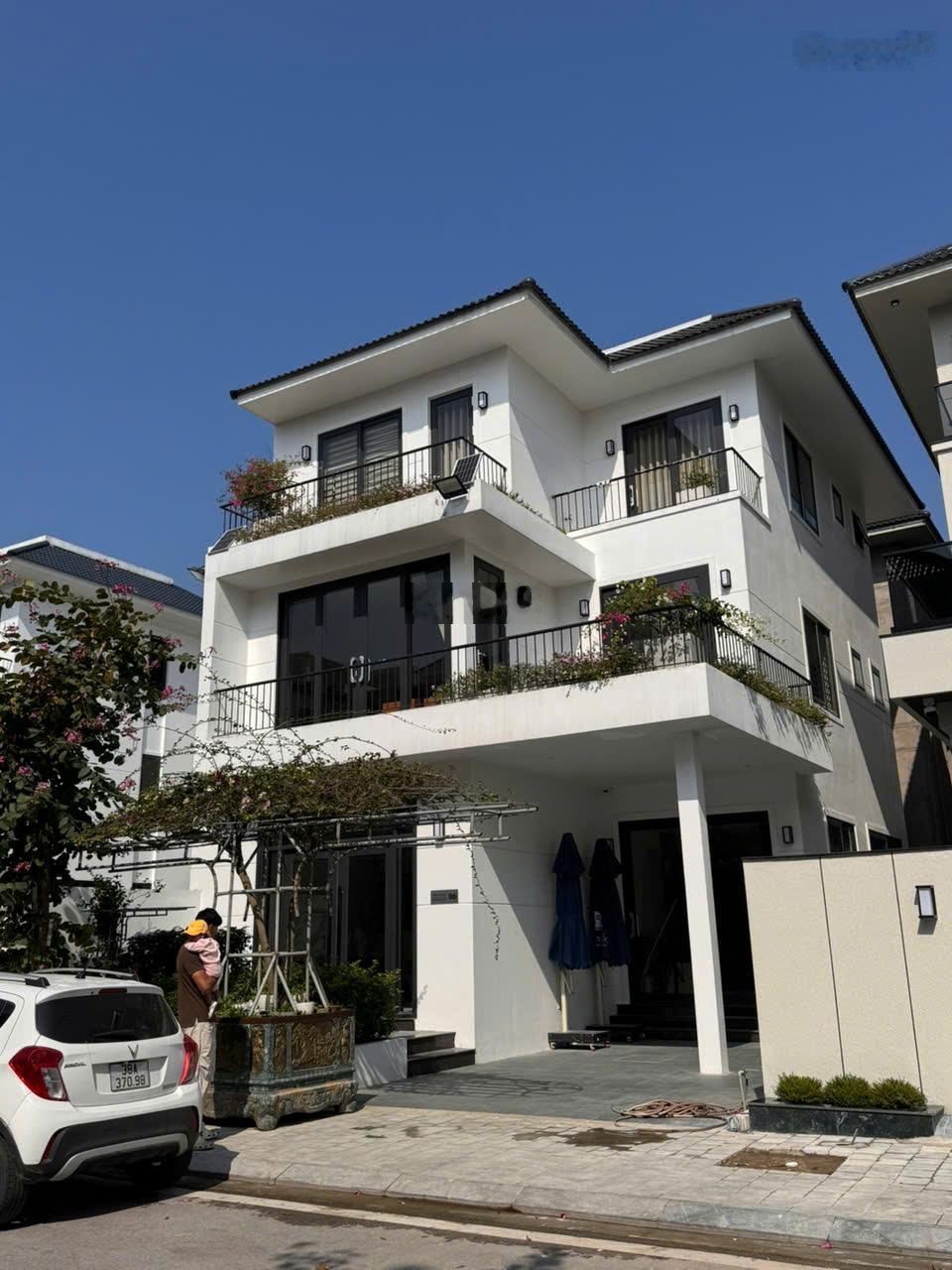 Bán căn shophouse trục đường 36m, cách đường 72 tầm 50m. Bàn giao 3 tầng