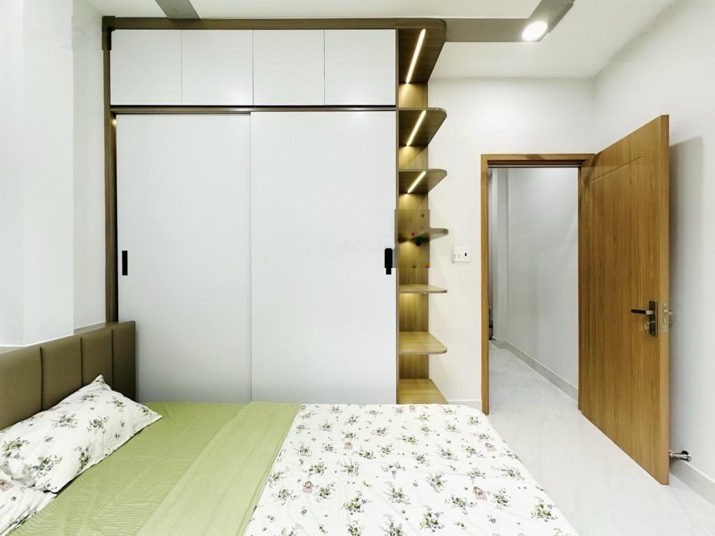 Cách Q1 chỉ 1 cây cầu - 3 tầng 4phòng ngủ nở hậu 5m - cách HXH 50m
